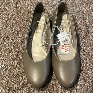 Womens 7.5, low heel, Basic Editions